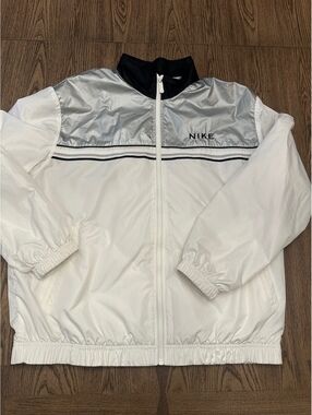 Vintage Women’s Nike White and Silver Windbreaker Jacket Size Large